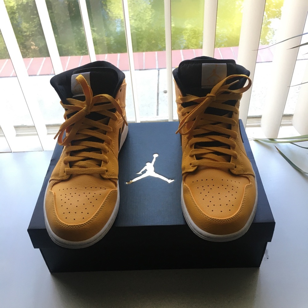 Yellow and black Jordan 1’s 👟